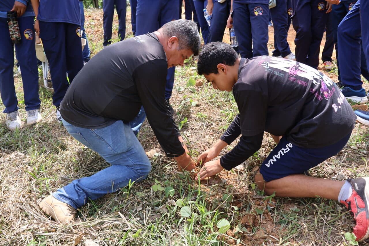 Imagem de Ação do governo de RO promove visita técnica com estudantes às nascentes em recuperação no Parque dos Tanques, em Porto Velho